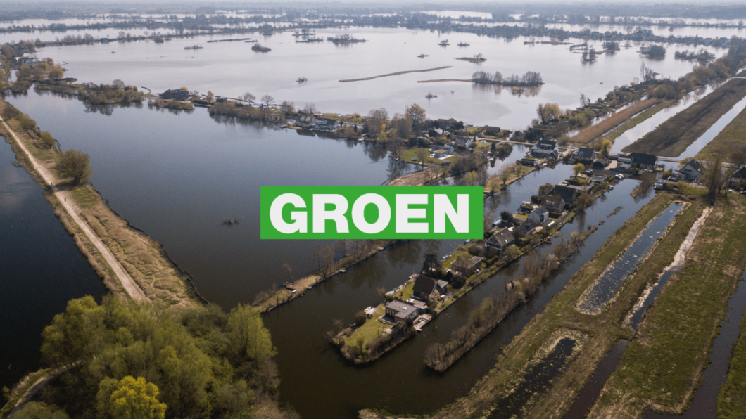 Luchtfoto van waterlandschap met 1 huisje