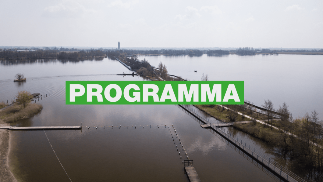 Luchtfoto van een meer met ballenlijn en steigers