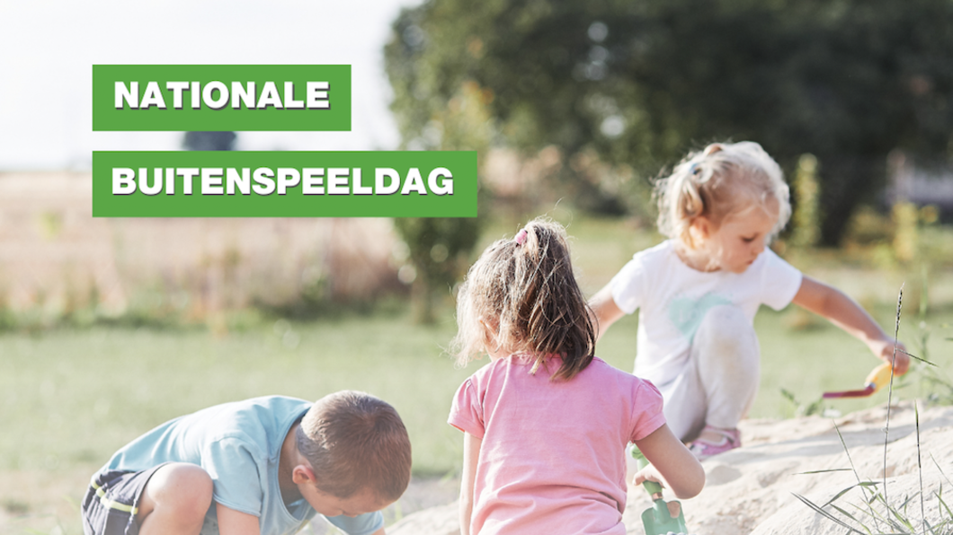 foto van 3 kinderen die spelen in het zand. Bomen op de achtergrond