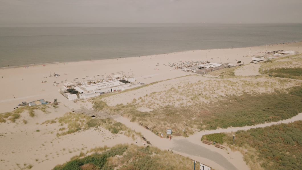 Drone foto van de kustlijn van Den Haag