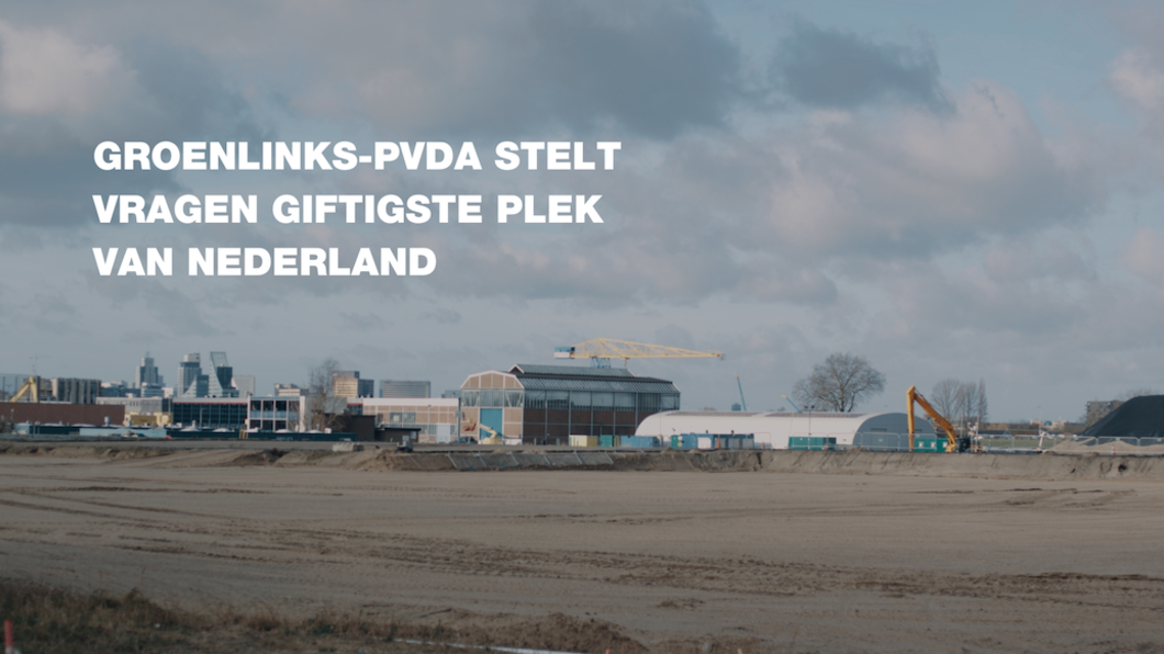 Foto van ENK terrein met witte letters'GroenLinks-PvdA stelt vragen over giftigste plek van Nederland'