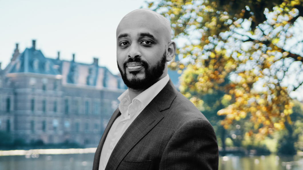 Foto van binnenhof en collage stijl foto van Statenlid ADEM MUSTAFA NEGASH eroverheen