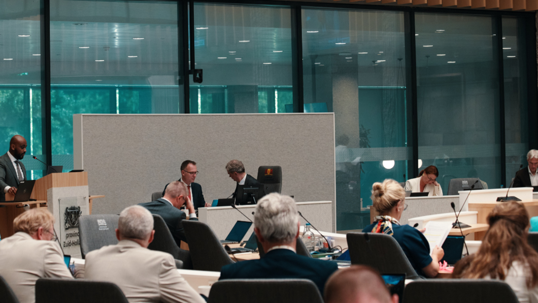 Foto van de statenzaal tijdens Provinciale Staten