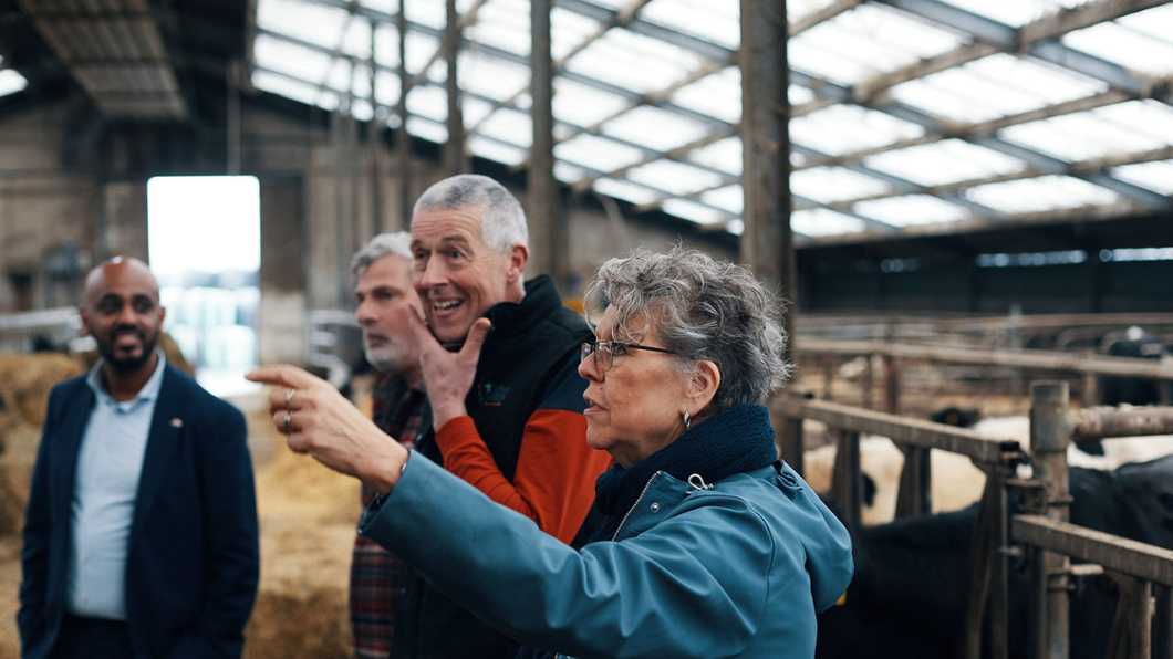 Foto statenlid Negash op bezoek bij lokale boer