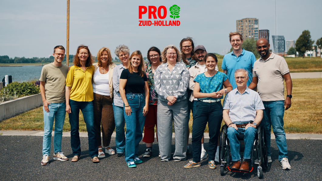 Foto fractie PRO ZH met Bülent Ünlu rechts vooraan in rolstoel