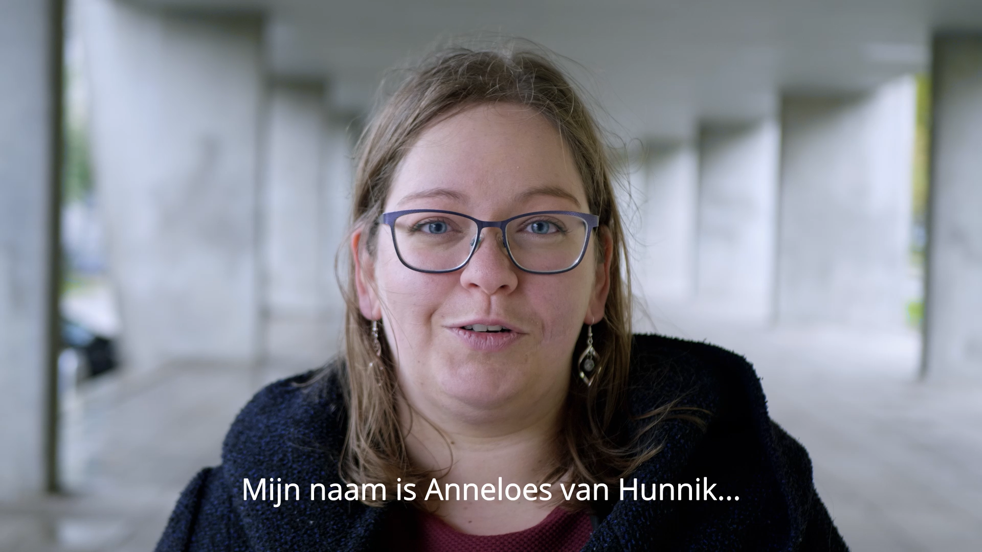 Anneloes van Hunnik onder een viaduct