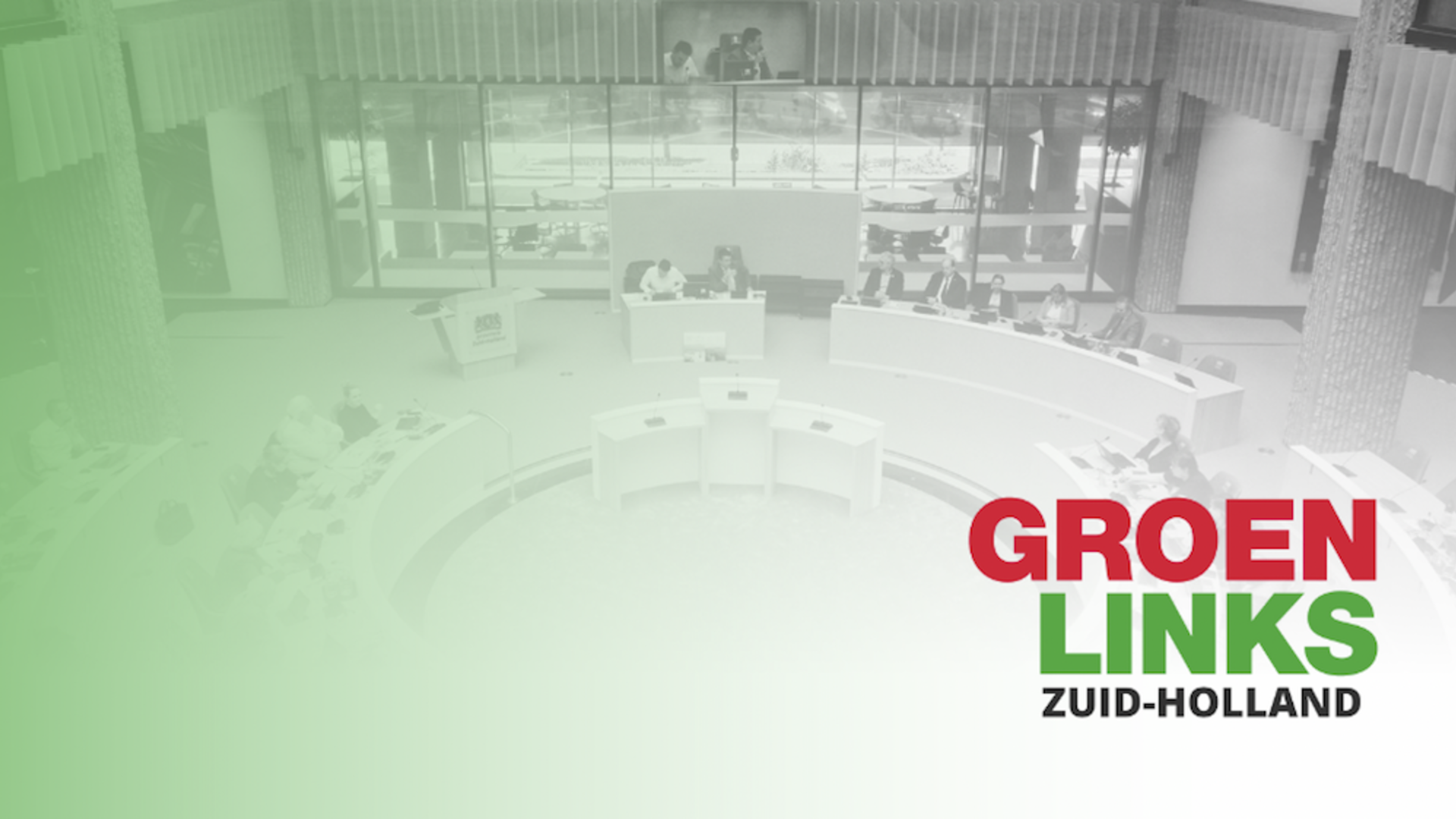 Zwart wit Foto van de Statenzaal in het Provinciehuis, met een groene transparante overlay en het GL logo rechtsonder