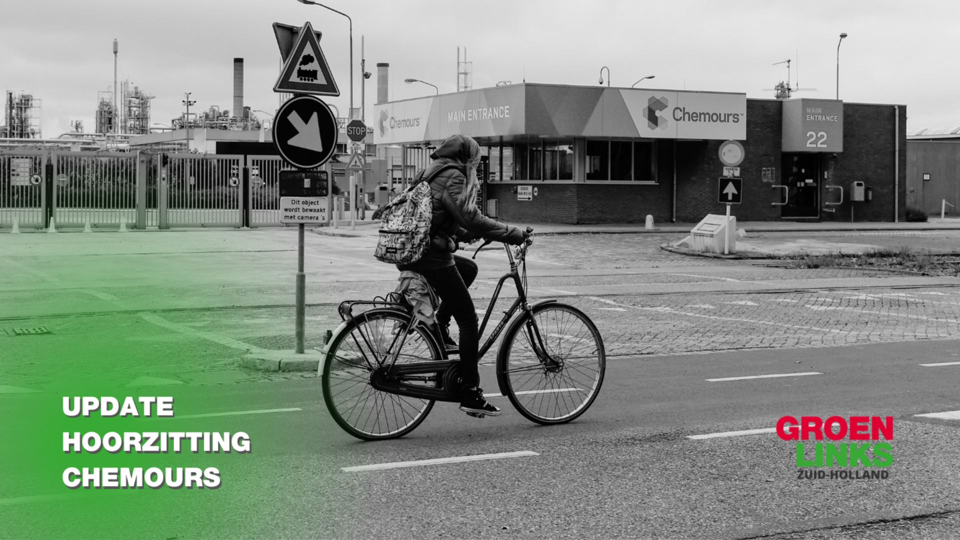 Zwart wit foto van Chemours met een jong meisje dat er voorlangs fietst