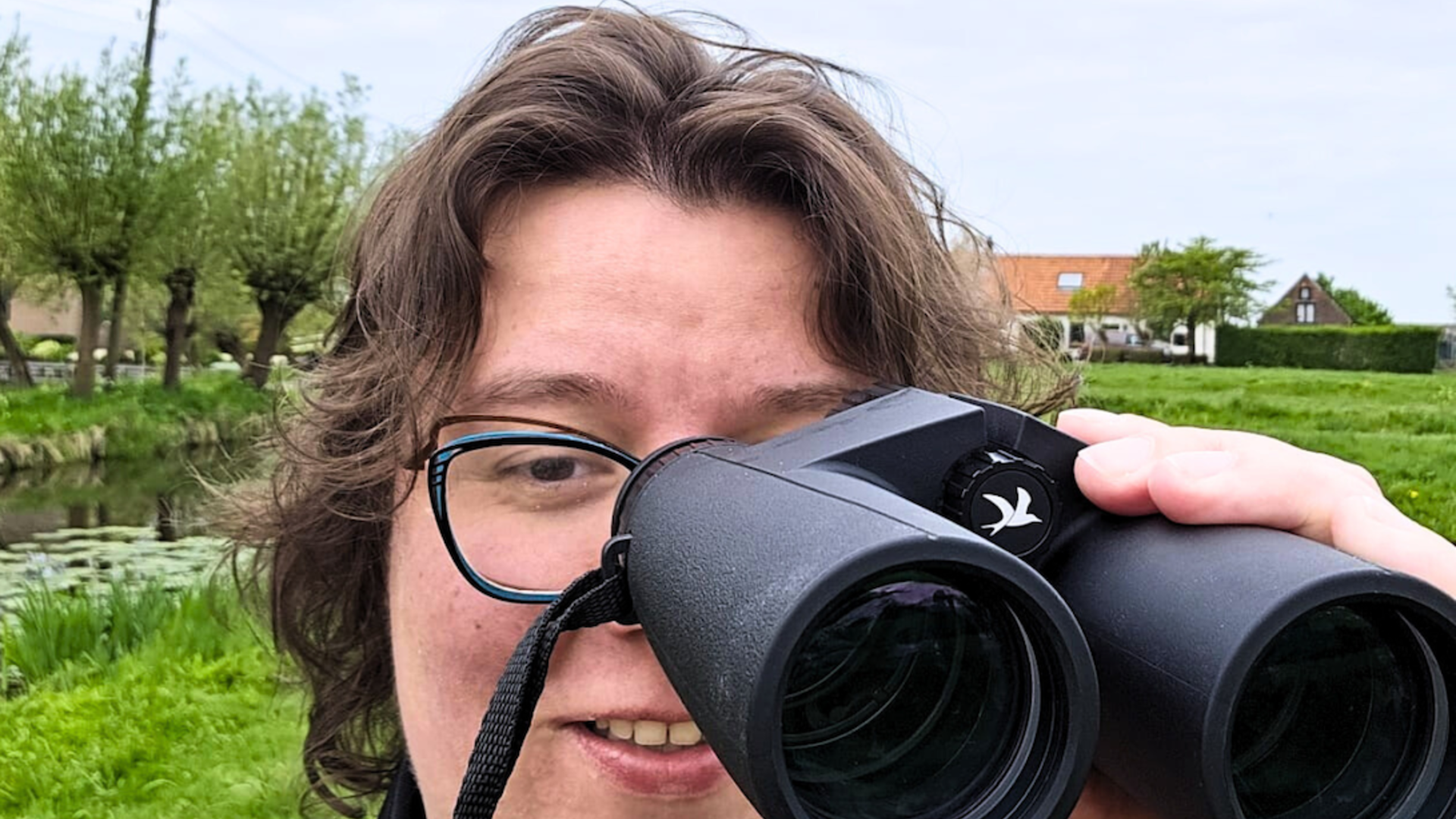Selfie Marieke Spekreijse met verrekijker op vogelsafari