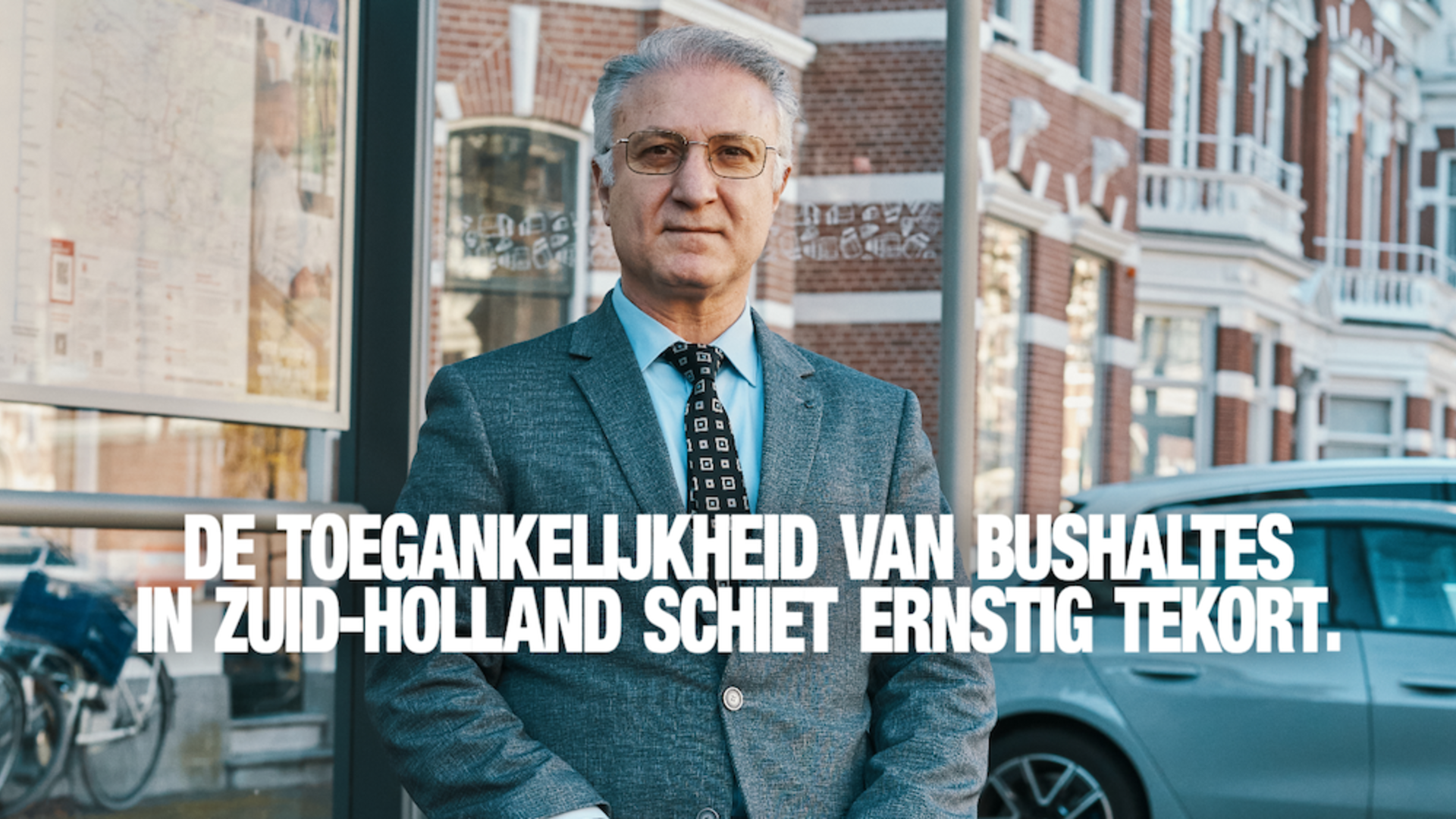 Foto van Bulent Unlu bij een bushalte door Milan Rijnders