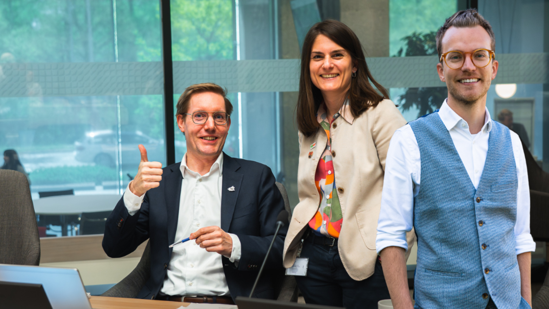 Foto combi van statenleden Lars Klappe, Camille de Luca Schwartz en gedeputeerde Arno Bonte in de statenzaal
