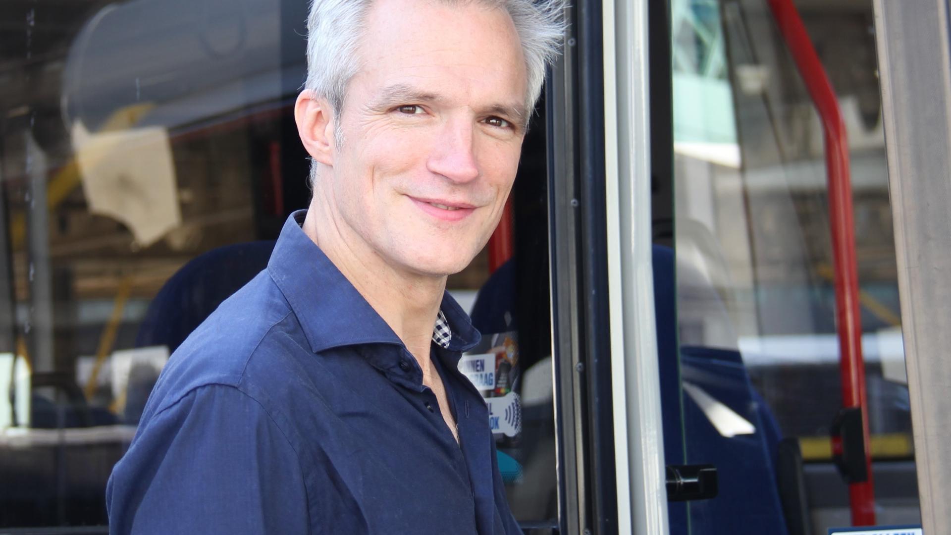 Berend stapt de bus in .jpg