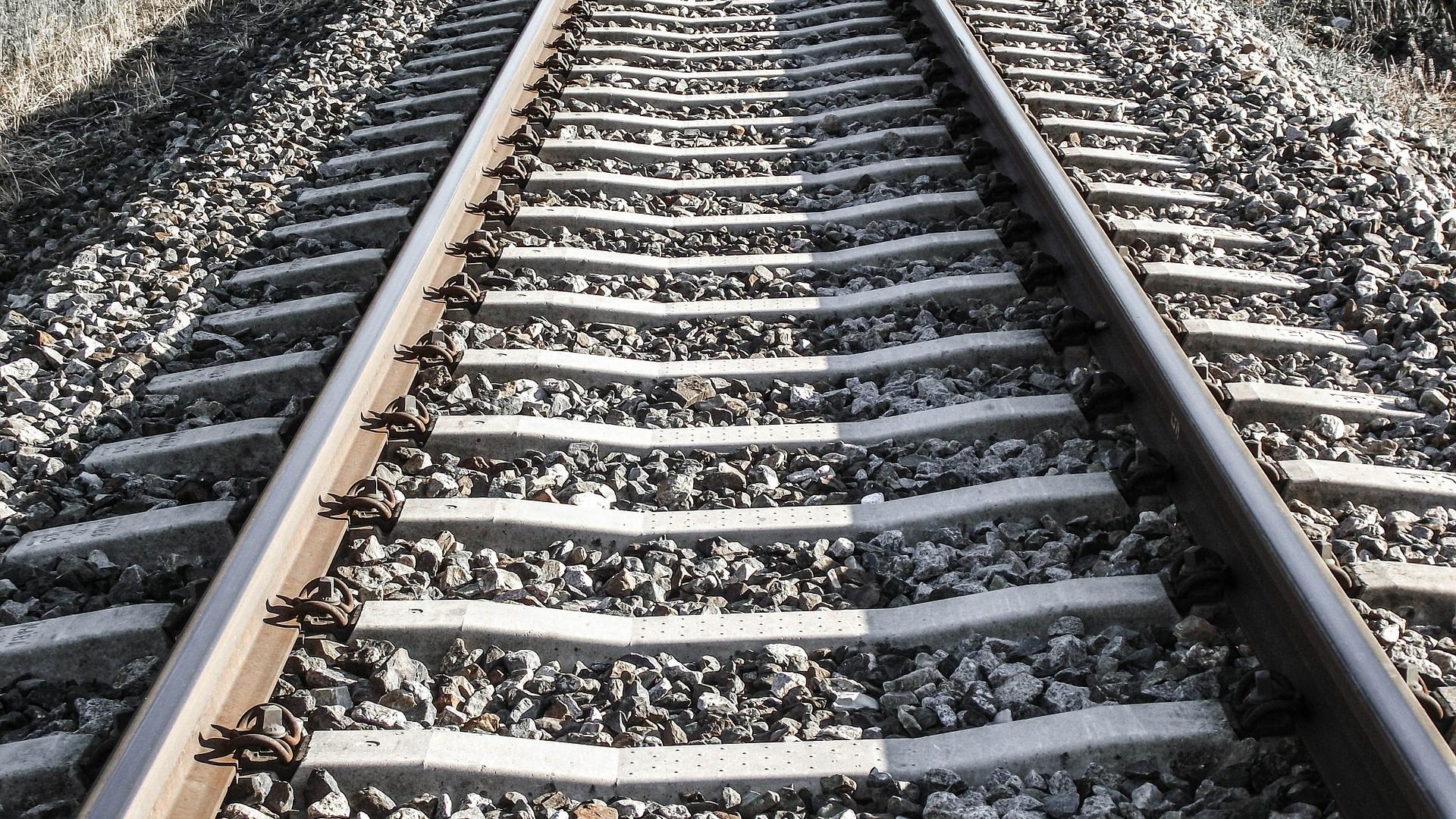 train-365453_1920.jpg