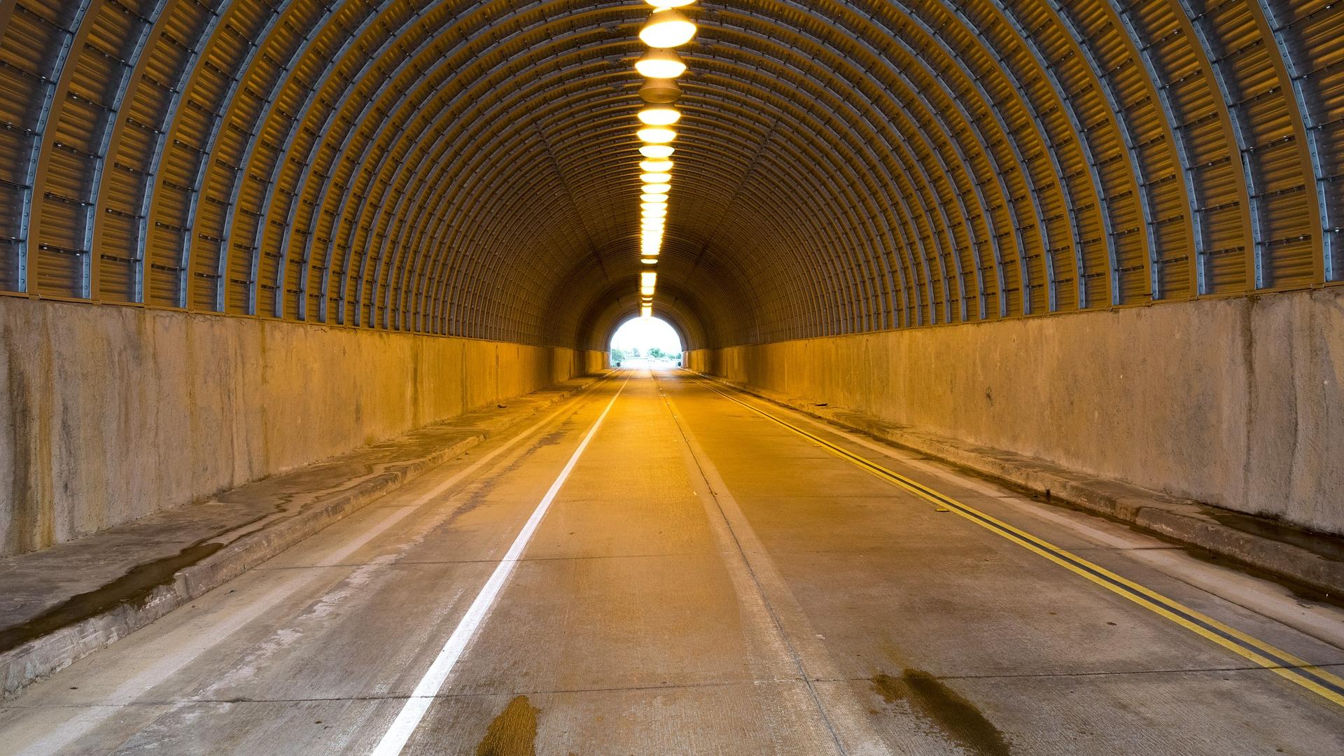 tunnel-1876487_1920.jpg